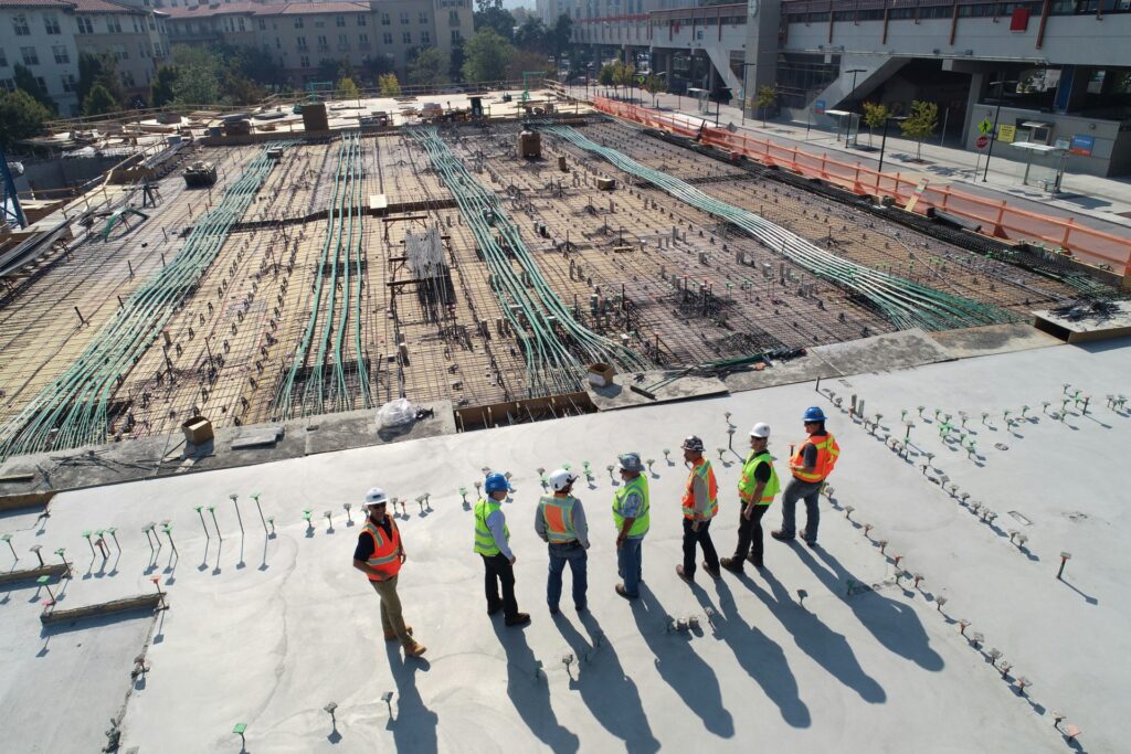 Byggkran över ett pågående byggprojekt